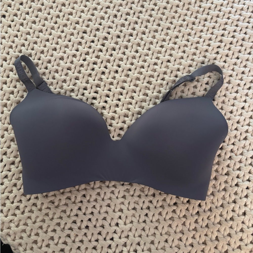 Victoria's Secret Grey and Pink Bra *No Underwire* Great Condition! 34 DDD